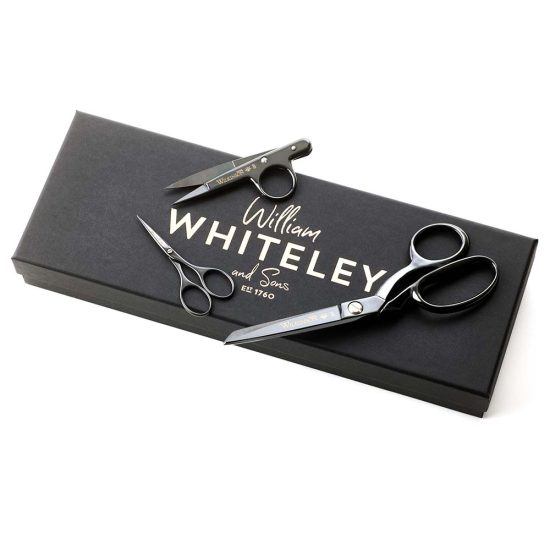 Wilkinson Noir Sewing Gift Set in full view includes 8″ Wilkinson Noir Sidebent, Noir Threadclips and Noir Embroidery Scissors with packaging.