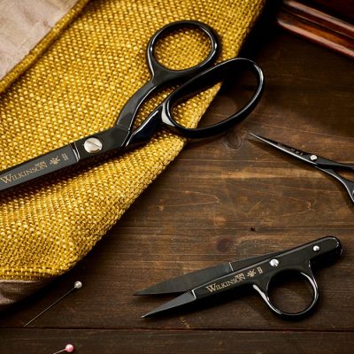 Wilkinson Noir Sewing Gift Set in main view includes 8″ Wilkinson Noir Sidebent, Noir Threadclips and Noir Embroidery Scissors.